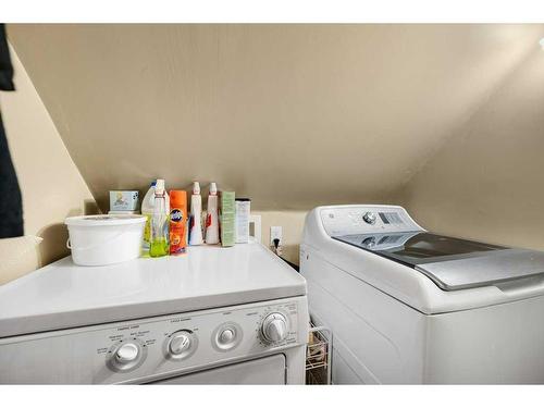 1427 2A Street Nw, Calgary, AB - Indoor Photo Showing Laundry Room