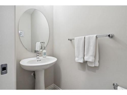 32 Cranbrook Circle Se, Calgary, AB - Indoor Photo Showing Bathroom