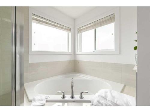 9 Cougar Ridge Cove Sw, Calgary, AB - Indoor Photo Showing Bathroom