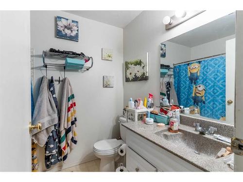 7806 21 Street Se, Calgary, AB - Indoor Photo Showing Bathroom