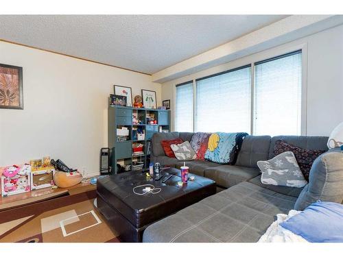 7806 21 Street Se, Calgary, AB - Indoor Photo Showing Living Room