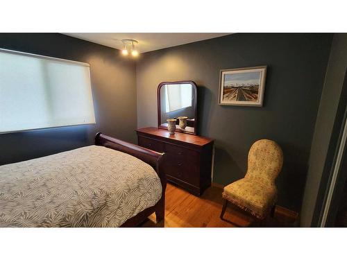 374 Westwood Drive Sw, Calgary, AB - Indoor Photo Showing Bedroom
