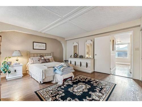 952 39 Avenue Nw, Calgary, AB - Indoor Photo Showing Bedroom