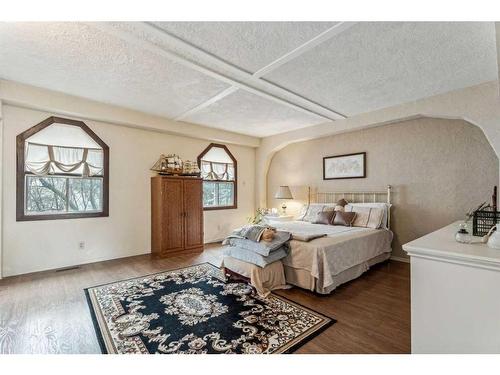 952 39 Avenue Nw, Calgary, AB - Indoor Photo Showing Bedroom