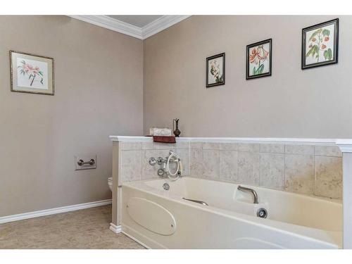 952 39 Avenue Nw, Calgary, AB - Indoor Photo Showing Bathroom