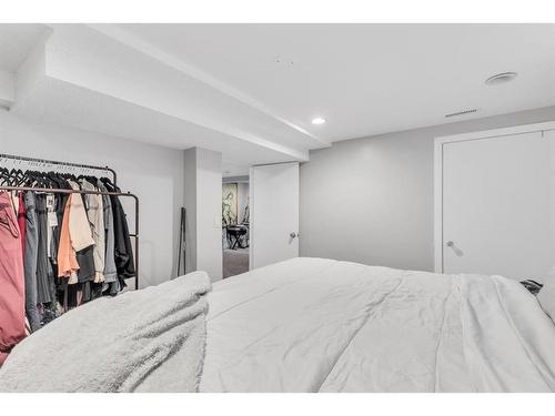 2611 17A Street Sw, Calgary, AB - Indoor Photo Showing Bedroom