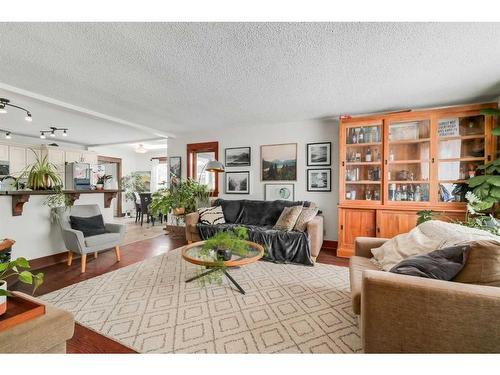 3120 Kildare Crescent Sw, Calgary, AB - Indoor Photo Showing Living Room