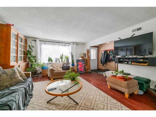 3120 Kildare Crescent Sw, Calgary, AB - Indoor Photo Showing Living Room