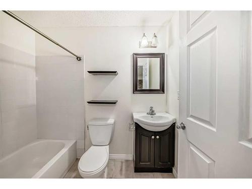 114 Cranberry Close Se, Calgary, AB - Indoor Photo Showing Bathroom