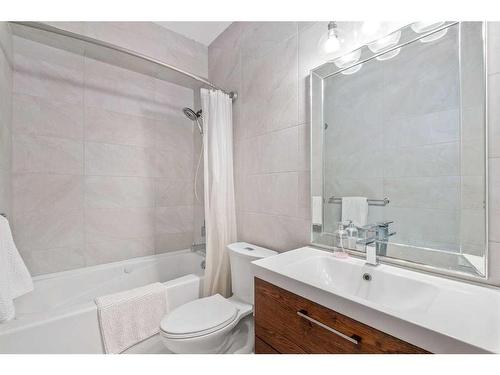 105-2 14 Street Nw, Calgary, AB - Indoor Photo Showing Bathroom