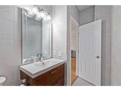 105-2 14 Street Nw, Calgary, AB - Indoor Photo Showing Bathroom