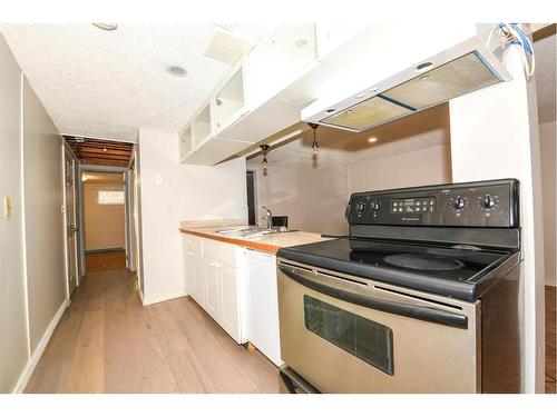 48 Hazelwood Crescent Sw, Calgary, AB - Indoor Photo Showing Kitchen