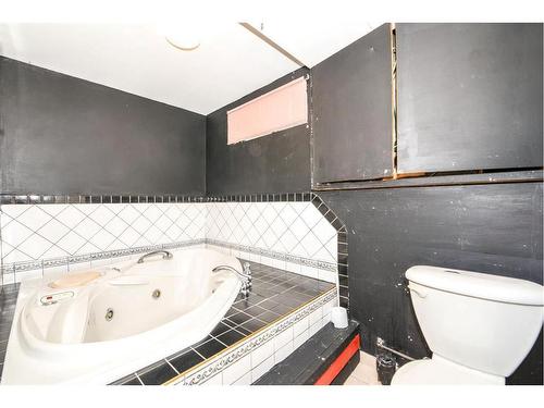 48 Hazelwood Crescent Sw, Calgary, AB - Indoor Photo Showing Bathroom