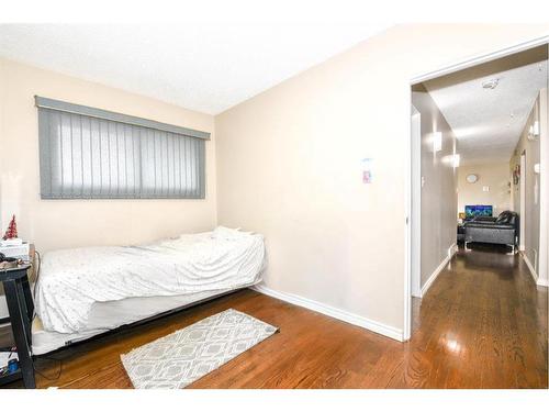 48 Hazelwood Crescent Sw, Calgary, AB - Indoor Photo Showing Bedroom