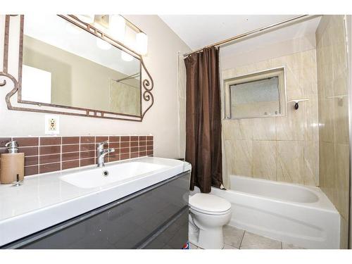 48 Hazelwood Crescent Sw, Calgary, AB - Indoor Photo Showing Bathroom