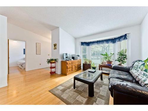 161 Shawfield Road Sw, Calgary, AB - Indoor Photo Showing Living Room