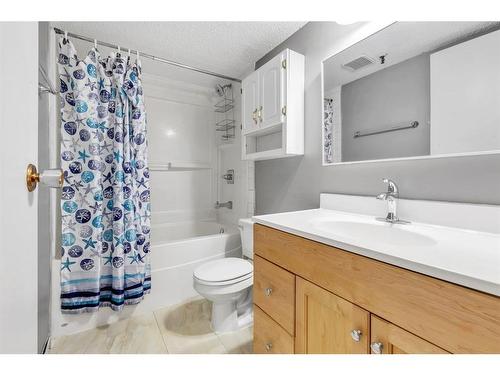 103-819 4A Street Ne, Calgary, AB - Indoor Photo Showing Bathroom