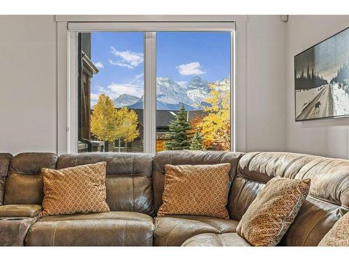 628 Silvertip Road, Canmore, AB - Indoor Photo Showing Living Room