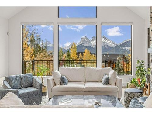 628 Silvertip Road, Canmore, AB - Indoor Photo Showing Living Room