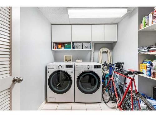 607-114 15 Avenue Sw, Calgary, AB - Indoor Photo Showing Laundry Room