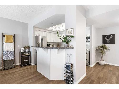 607-114 15 Avenue Sw, Calgary, AB - Indoor Photo Showing Kitchen
