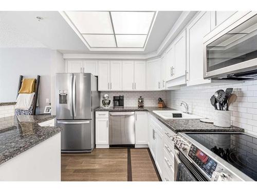 607-114 15 Avenue Sw, Calgary, AB - Indoor Photo Showing Kitchen With Upgraded Kitchen