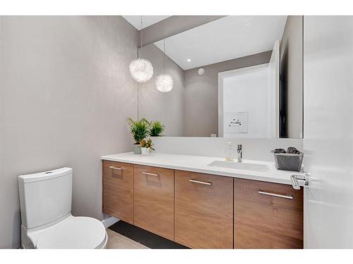 2820 12 Avenue Nw, Calgary, AB - Indoor Photo Showing Bathroom
