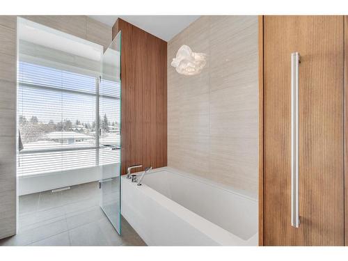 2820 12 Avenue Nw, Calgary, AB - Indoor Photo Showing Bathroom