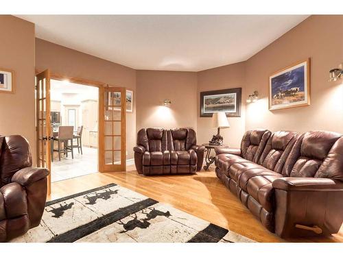 3001 10 Street, Didsbury, AB - Indoor Photo Showing Living Room