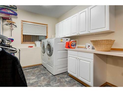 3001 10 Street, Didsbury, AB - Indoor Photo Showing Laundry Room