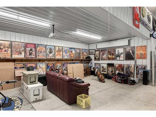 3001 10 Street, Didsbury, AB - Indoor Photo Showing Garage