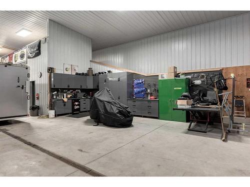 3001 10 Street, Didsbury, AB - Indoor Photo Showing Garage