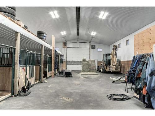3001 10 Street, Didsbury, AB - Indoor Photo Showing Garage