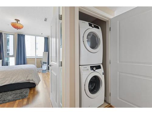 802-1110 3 Avenue Nw, Calgary, AB - Indoor Photo Showing Laundry Room
