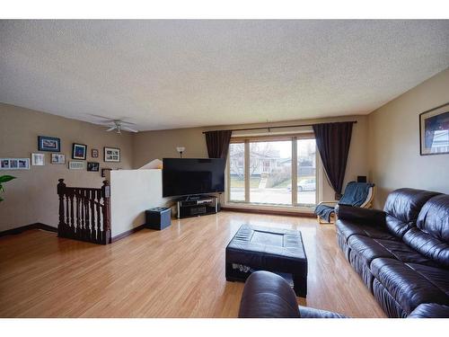 36 Taylor Way Se, Airdrie, AB - Indoor Photo Showing Living Room