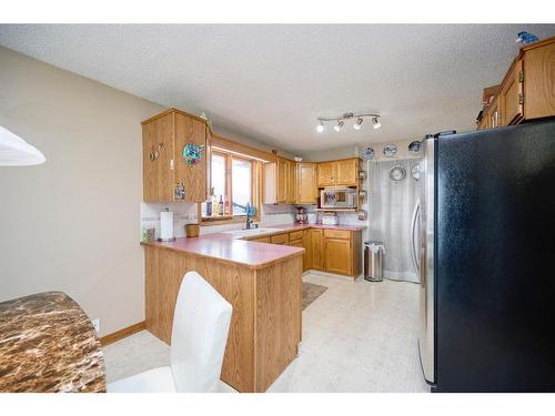 36 Taylor Way Se, Airdrie, AB - Indoor Photo Showing Kitchen