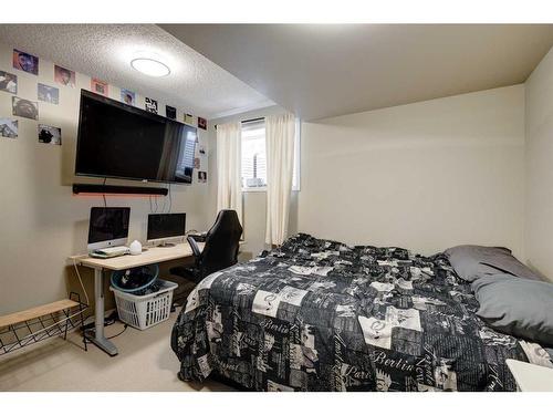 15 Cranleigh Mews Se, Calgary, AB - Indoor Photo Showing Bedroom
