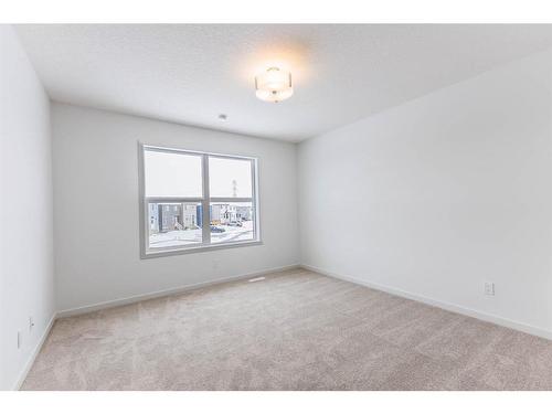 220 Hotchkiss Drive, Calgary, AB - Indoor Photo Showing Other Room