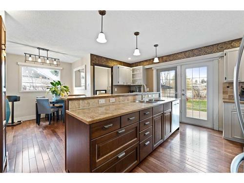 431 Willowdale Crescent Se, Calgary, AB - Indoor Photo Showing Kitchen With Double Sink