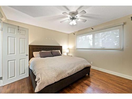 431 Willowdale Crescent Se, Calgary, AB - Indoor Photo Showing Bedroom