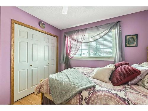 38 Crystalridge Way, Okotoks, AB - Indoor Photo Showing Bedroom