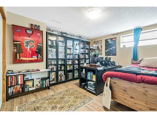 38 Crystalridge Way, Okotoks, AB - Indoor Photo Showing Bedroom