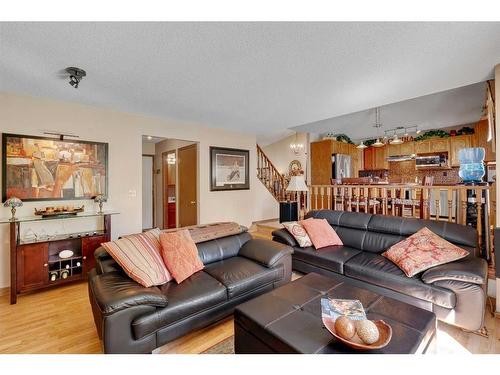 138 Riverglen Close Se, Calgary, AB - Indoor Photo Showing Living Room