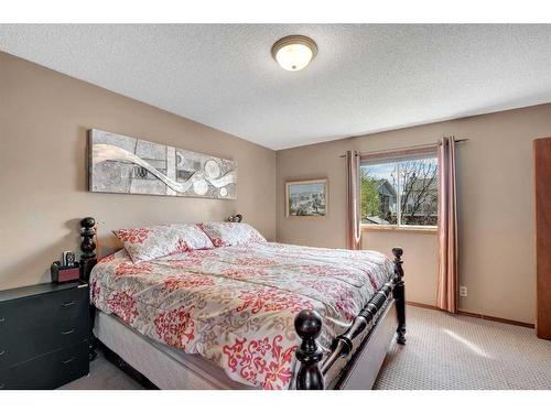 138 Riverglen Close Se, Calgary, AB - Indoor Photo Showing Bedroom