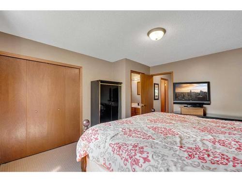138 Riverglen Close Se, Calgary, AB - Indoor Photo Showing Bedroom