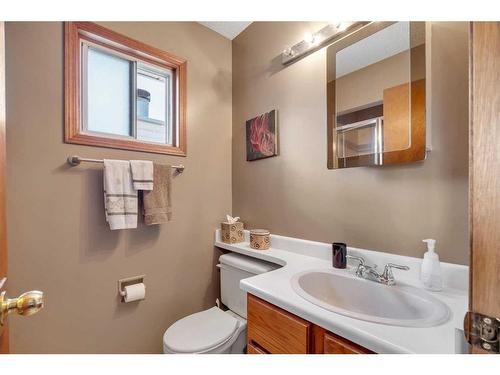 138 Riverglen Close Se, Calgary, AB - Indoor Photo Showing Bathroom