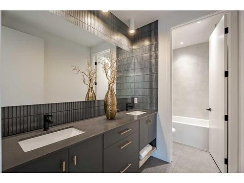 2226 8 Street Ne, Calgary, AB - Indoor Photo Showing Bathroom