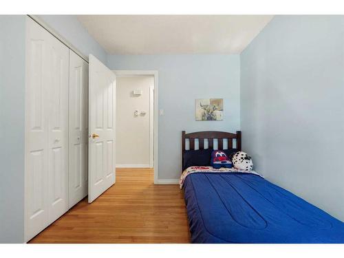 1023 Lake Wapta Way Se, Calgary, AB - Indoor Photo Showing Bedroom