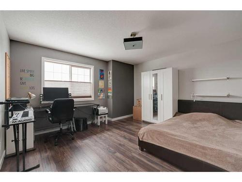 46 Royal Birch Landing Nw, Calgary, AB - Indoor Photo Showing Bedroom