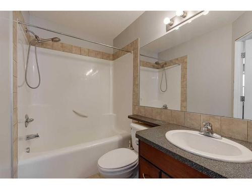 46 Royal Birch Landing Nw, Calgary, AB - Indoor Photo Showing Bathroom